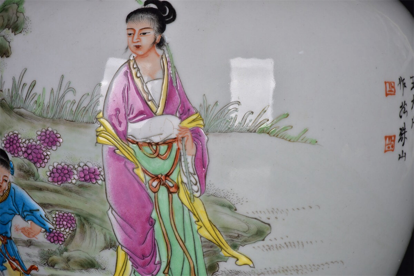 Chinese antique figure patterned apple figurine