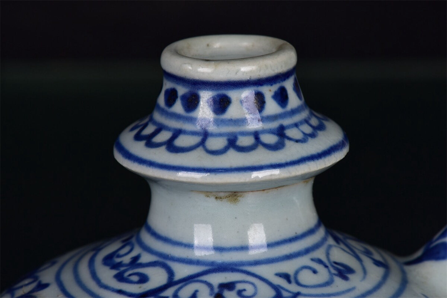 Chinese antique blue and white intertwined phoenix patterned clean bottle