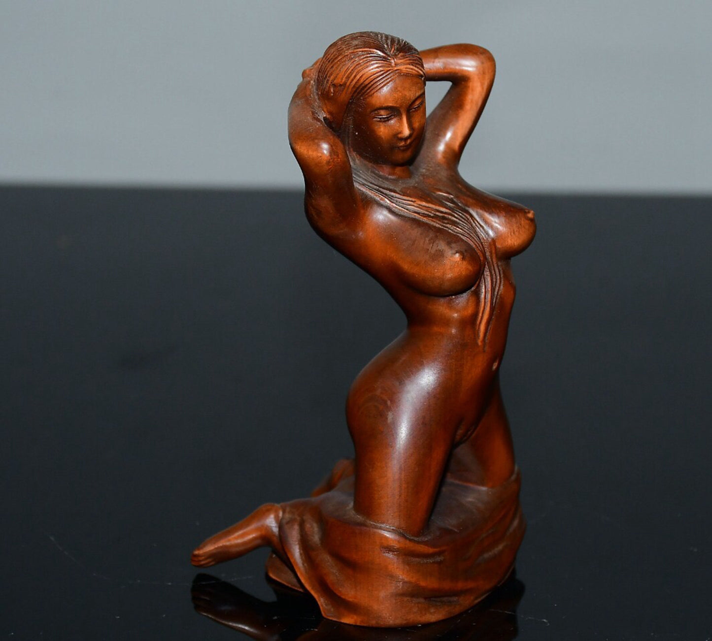 Chinese antique small leaf boxwood kneeling beauty ornament