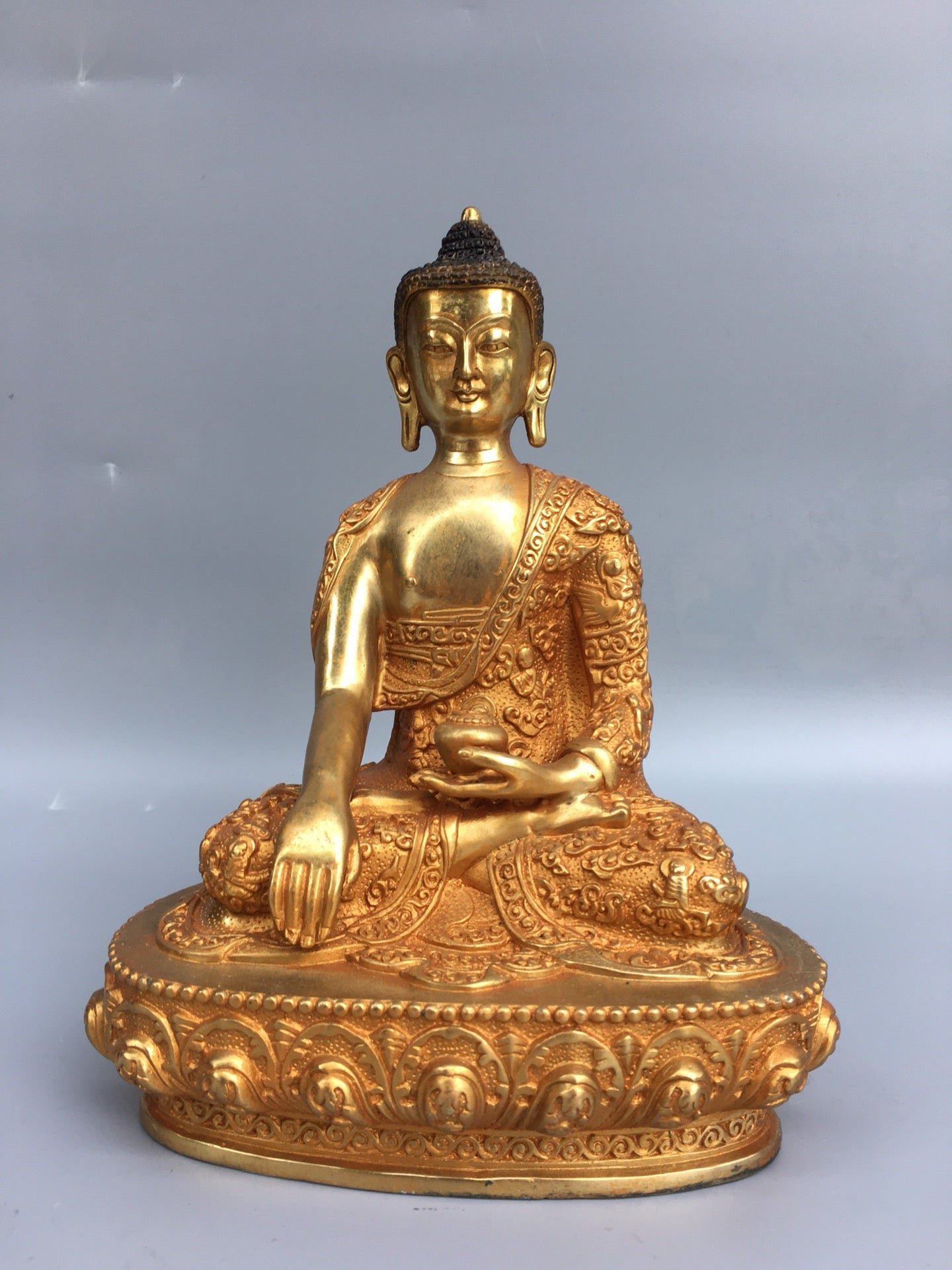 Chinese antique bronze gilded golden statue of Carmuni Buddha