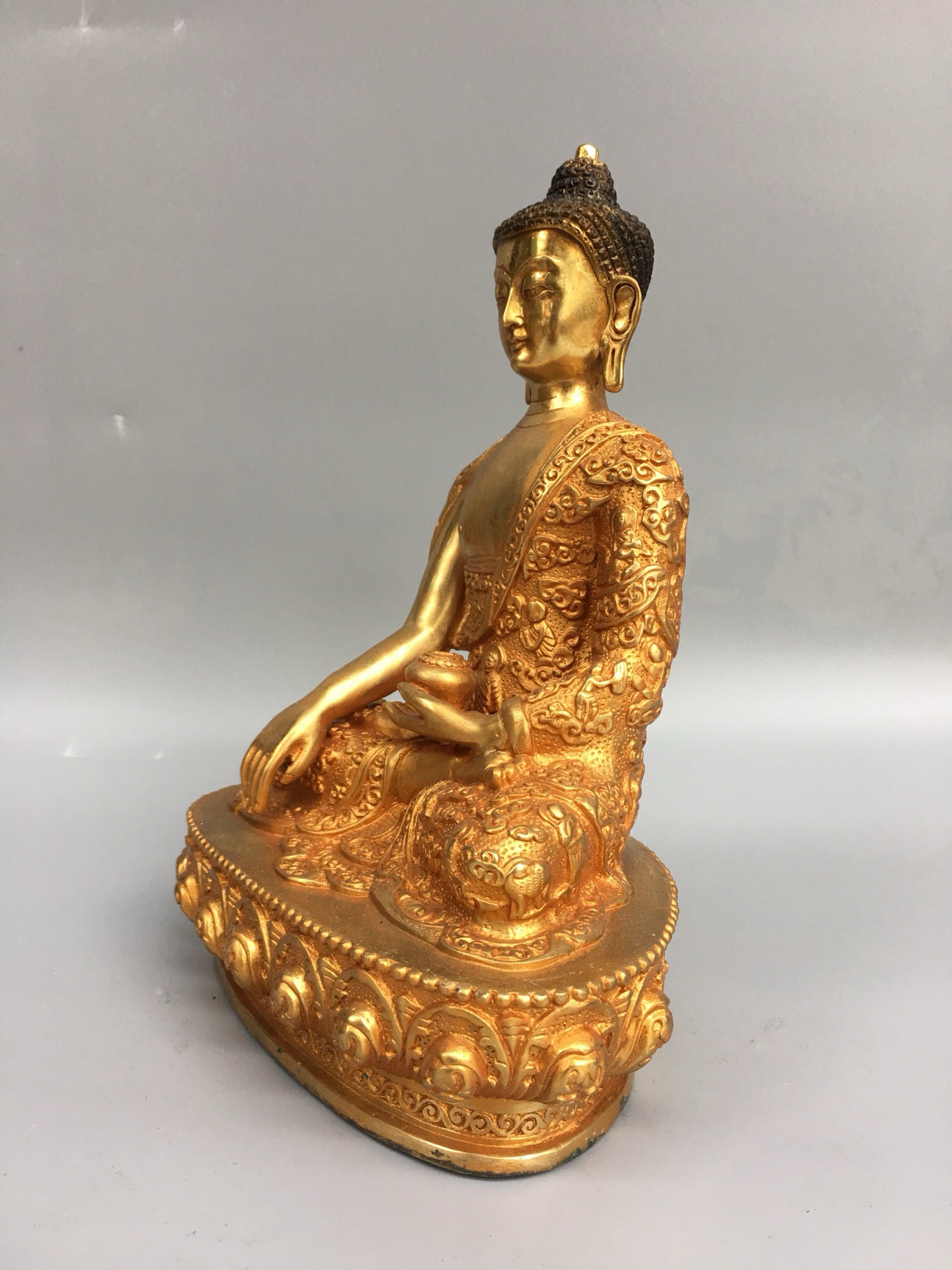 Chinese antique bronze gilded golden statue of Carmuni Buddha