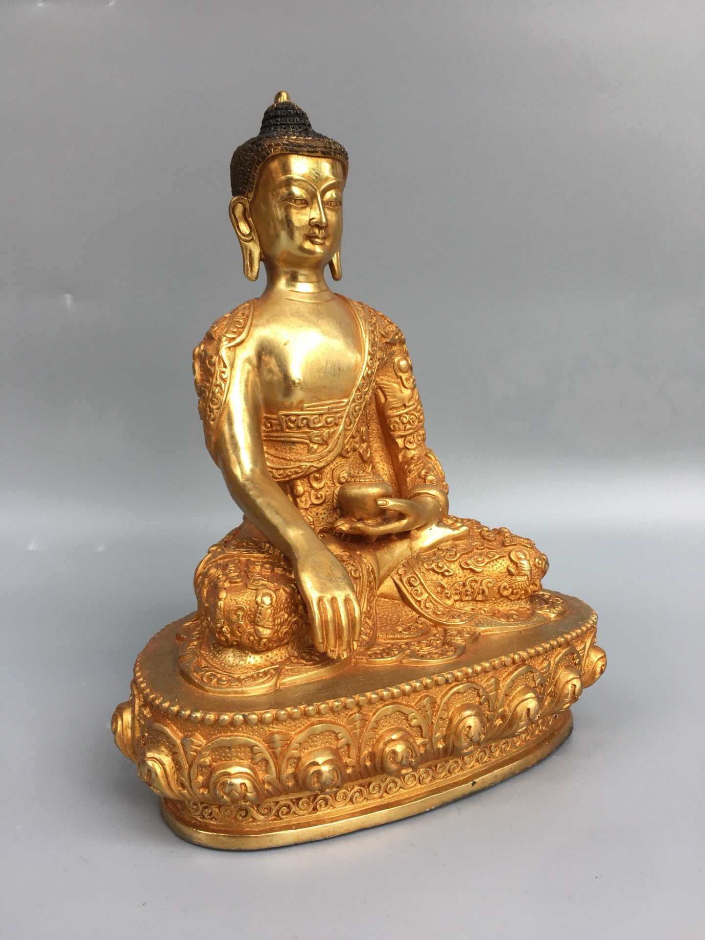 Chinese antique bronze gilded golden statue of Carmuni Buddha