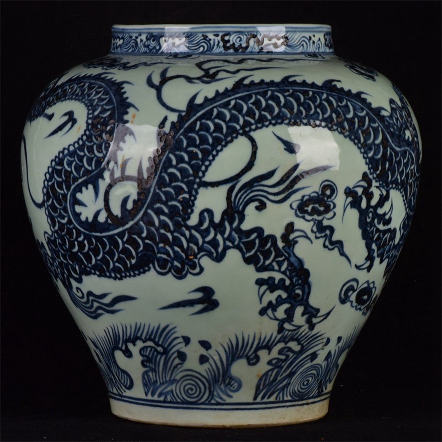 Chinese antique blue and white dragon patterned jar