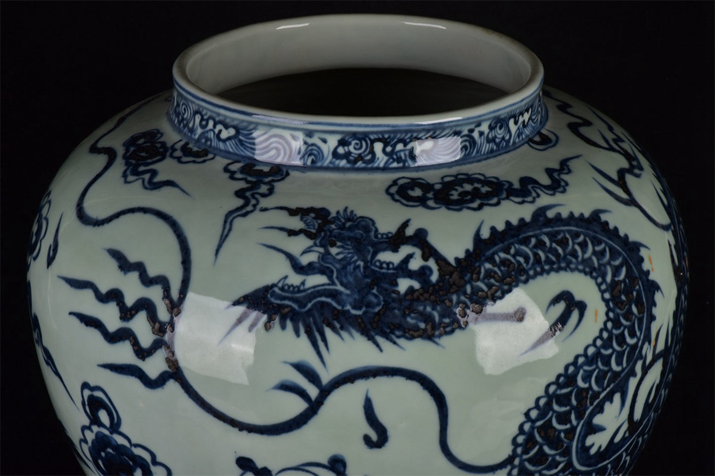 Chinese antique blue and white dragon patterned jar