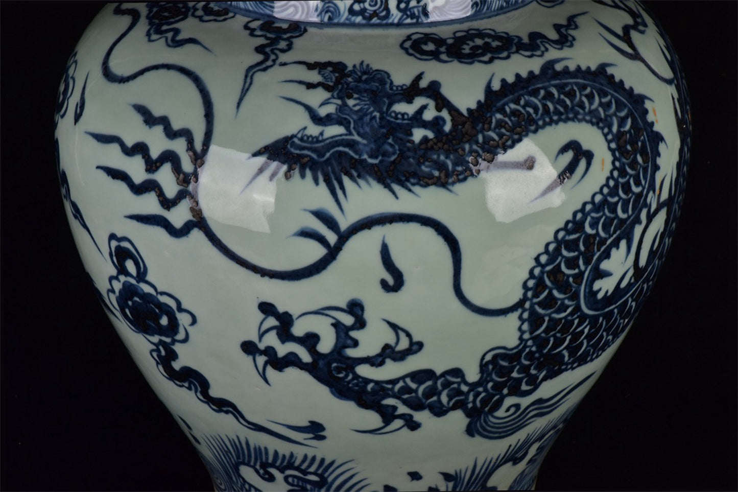 Chinese antique blue and white dragon patterned jar