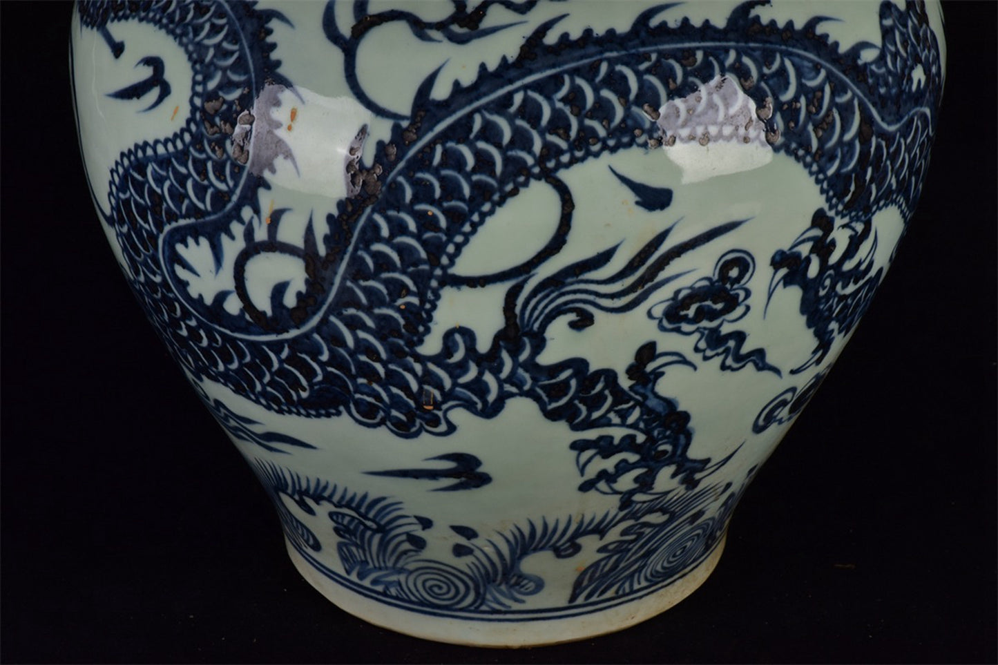 Chinese antique blue and white dragon patterned jar