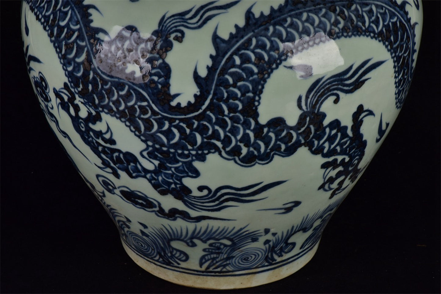 Chinese antique blue and white dragon patterned jar