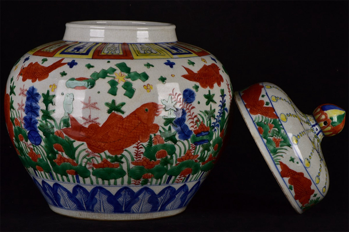 Chinese antique colorful fish and algae patterned lid jar
