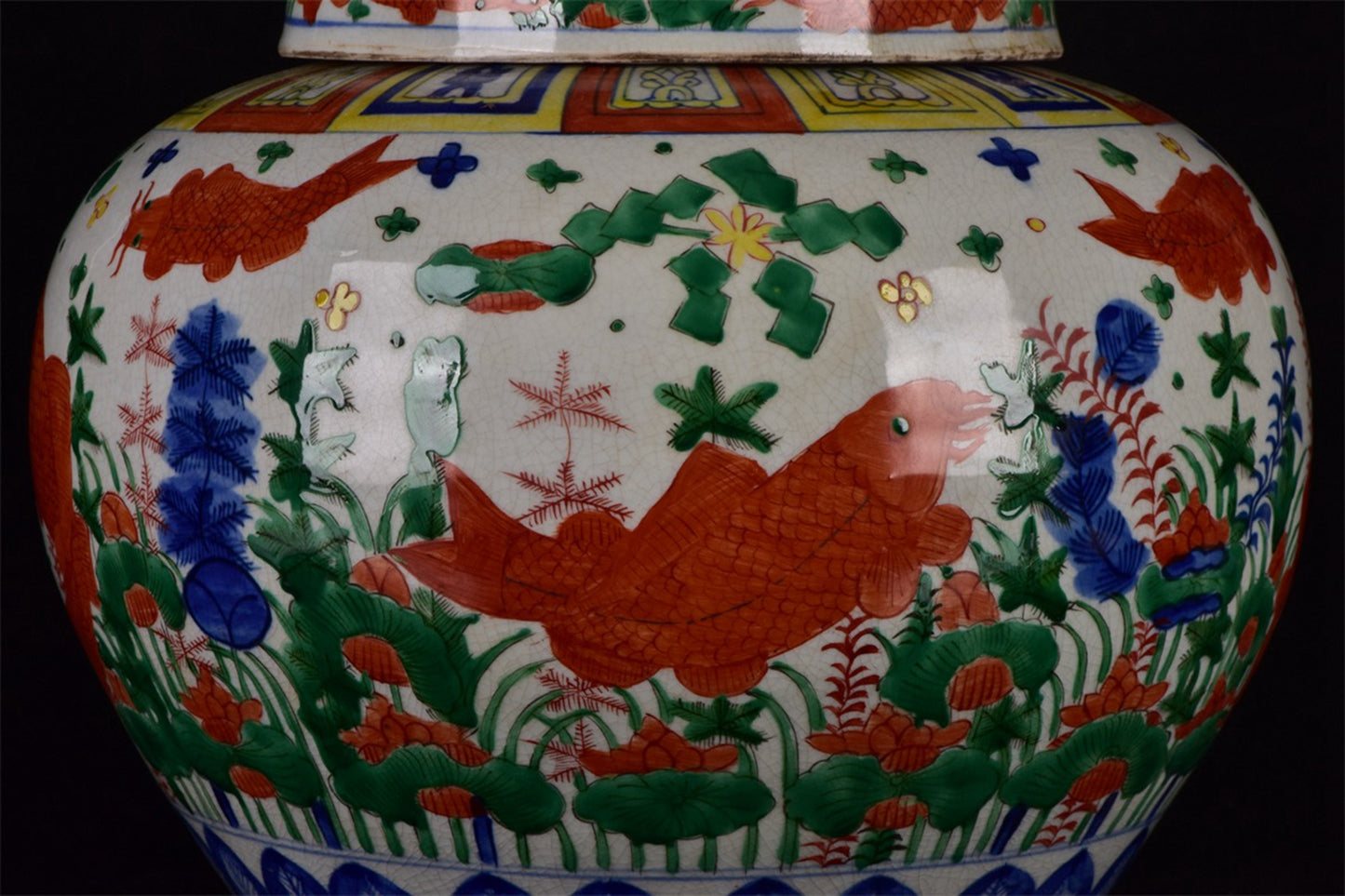 Chinese antique colorful fish and algae patterned lid jar