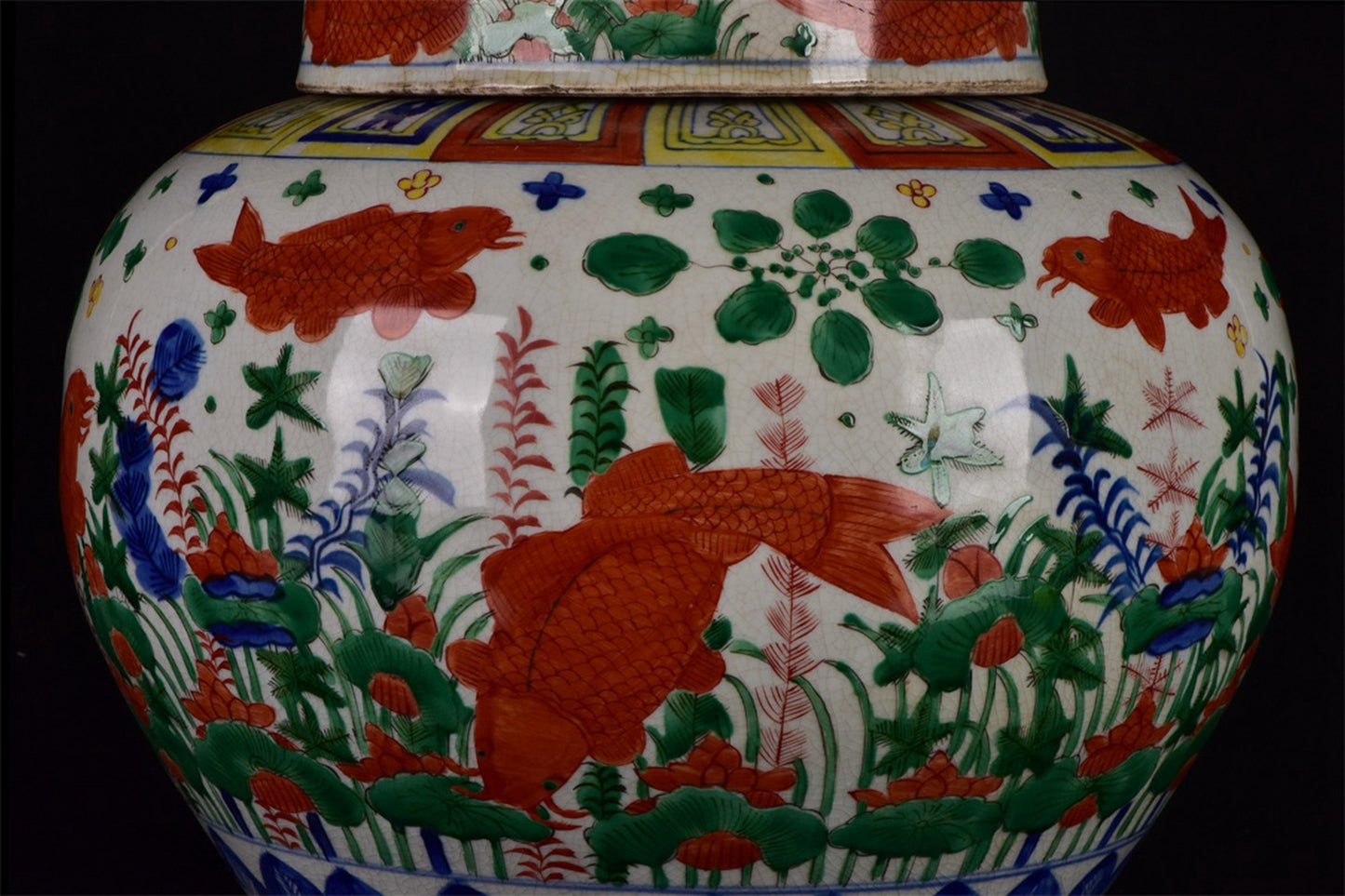 Chinese antique colorful fish and algae patterned lid jar