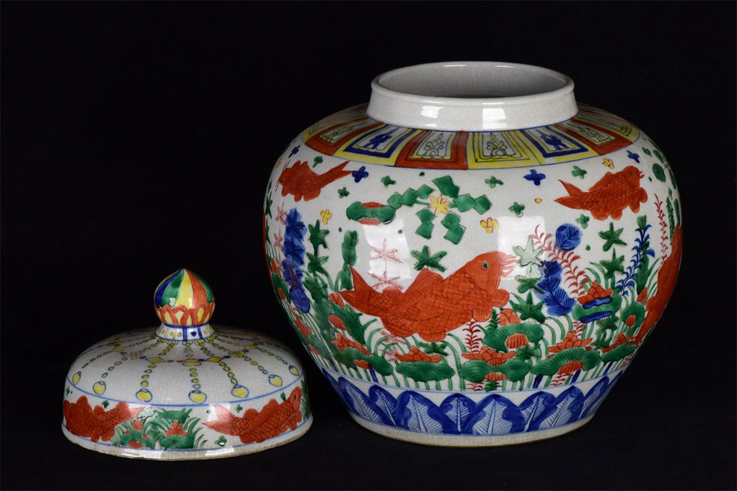 Chinese antique colorful fish and algae patterned lid jar