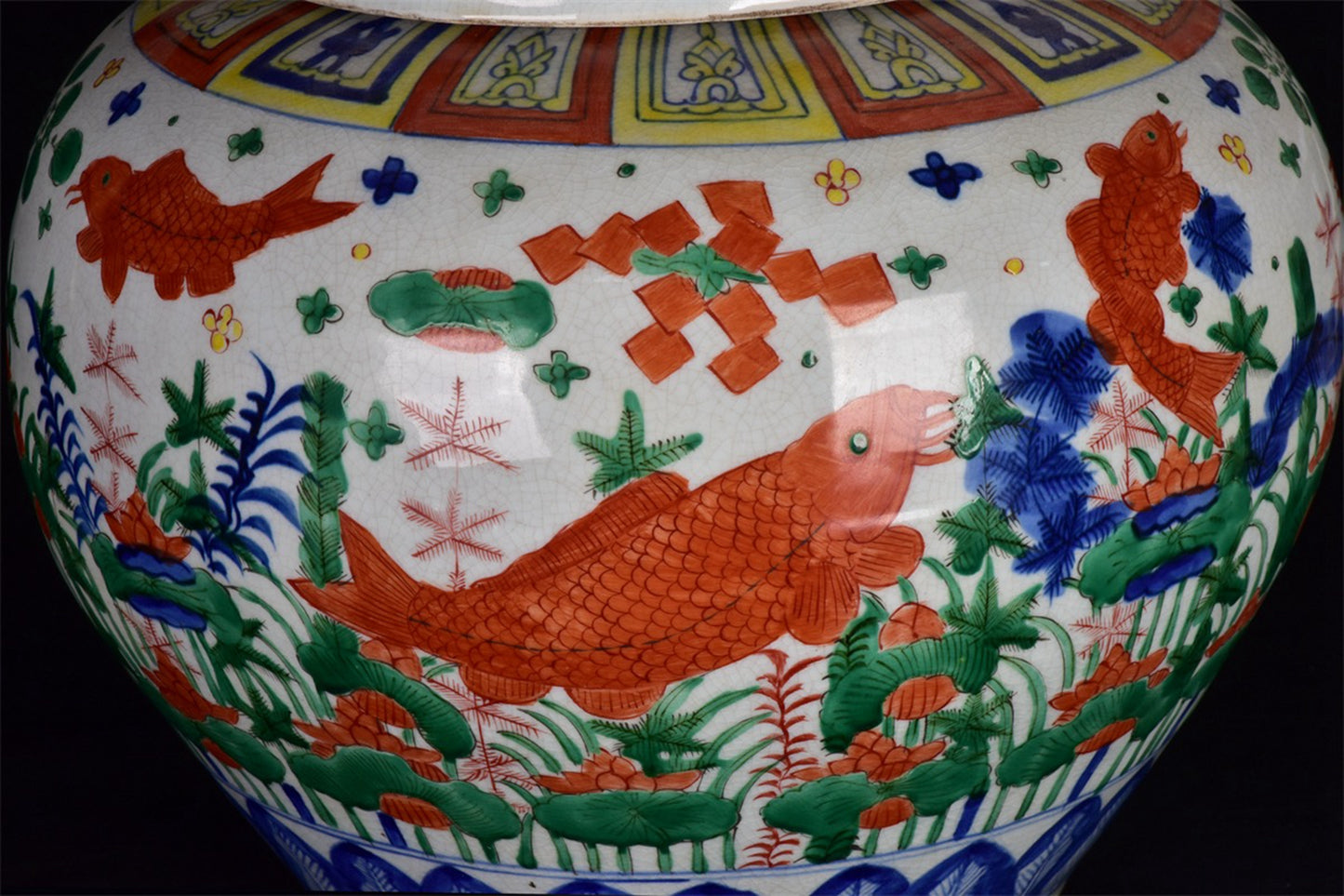 Chinese antique colorful fish and algae patterned lid jar