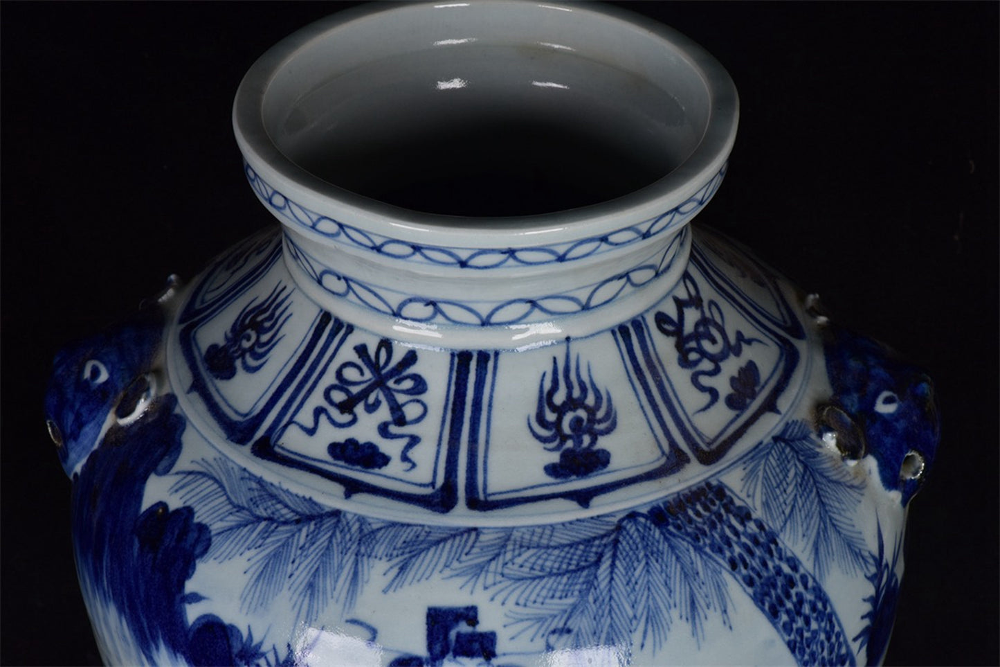 Chinese antique Xiao He's pursuit of Han under the moon, with a double lion ear and a coiled mouth plum vase in the Xin pattern