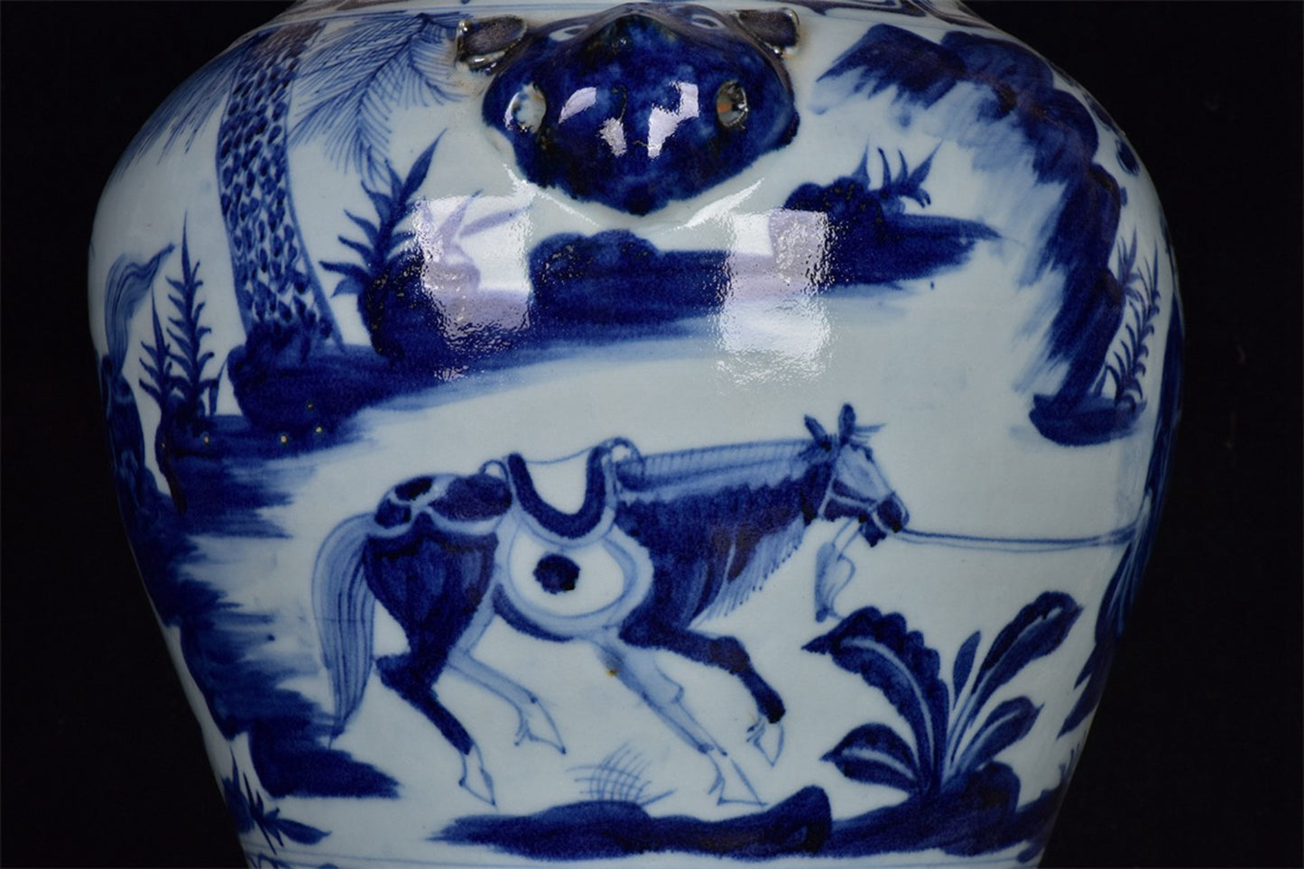 Chinese antique Xiao He's pursuit of Han under the moon, with a double lion ear and a coiled mouth plum vase in the Xin pattern