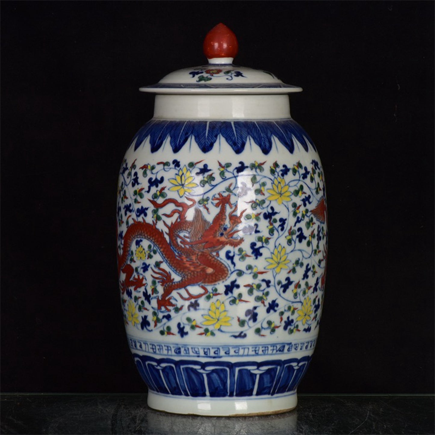 Chinese antique doucai tangzhi dragon patterned covered jar