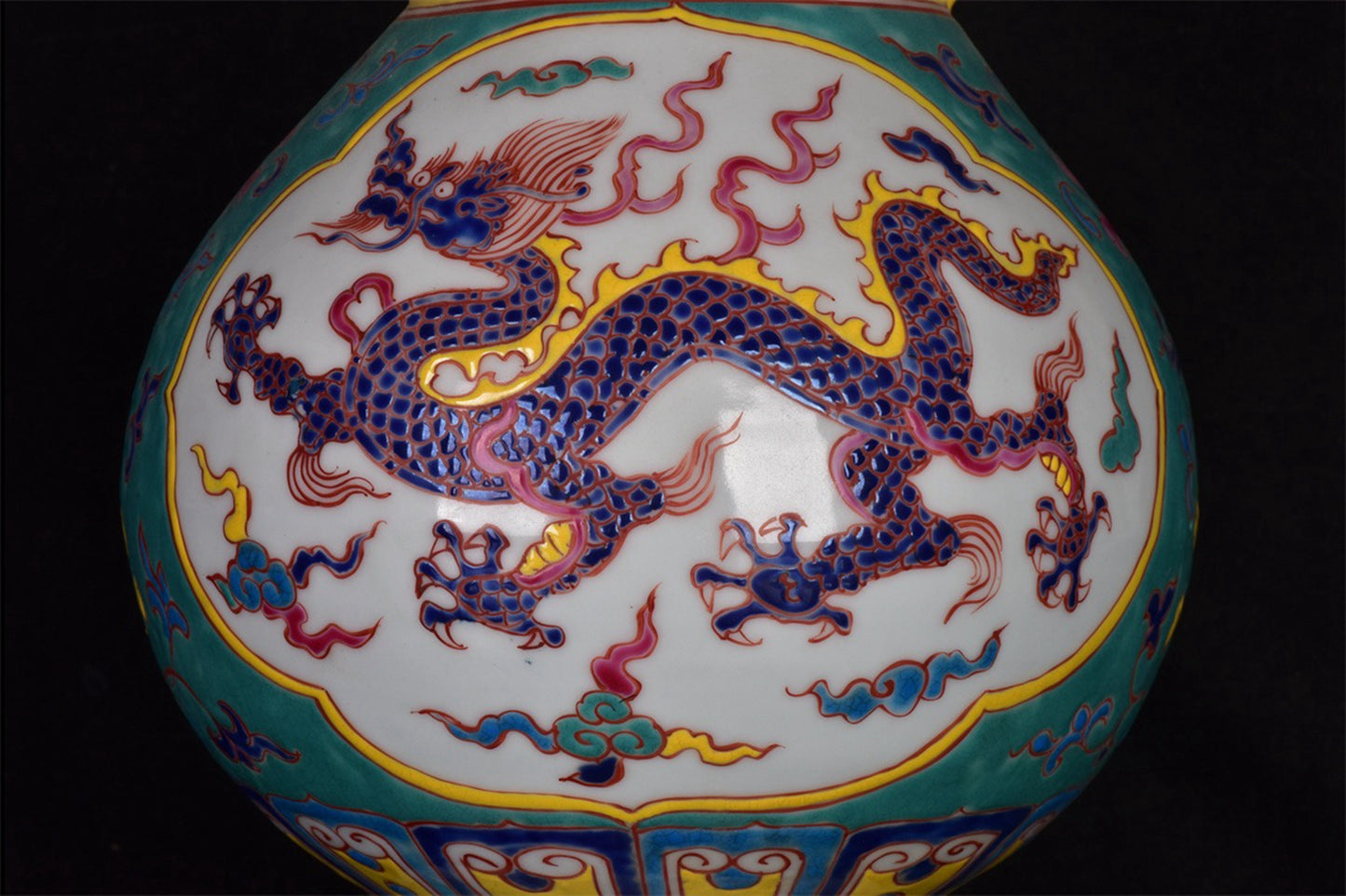 Chinese antique green glazed dragon patterned garlic bottle