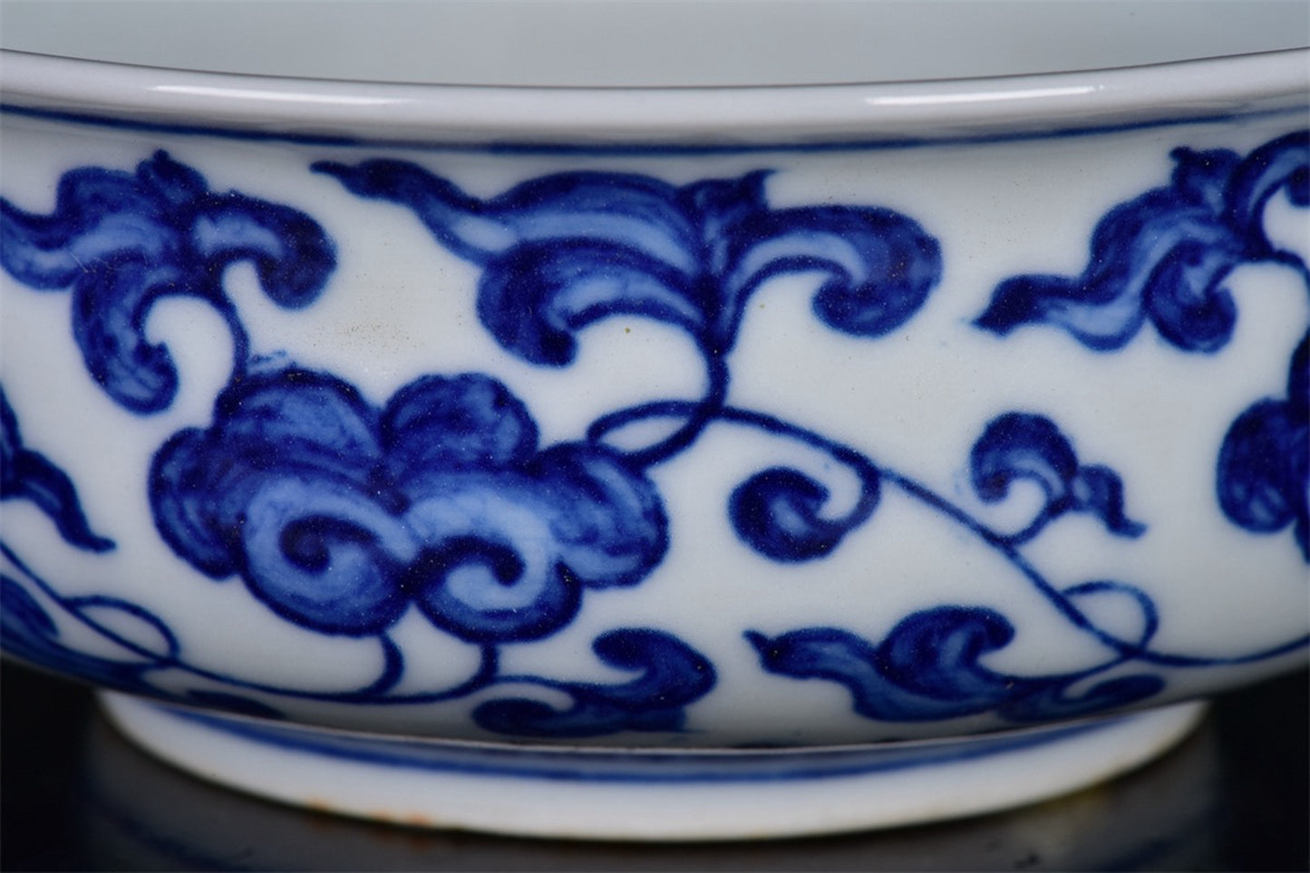Chinese antique blue and white brush wash with tangled branches and floral patterns