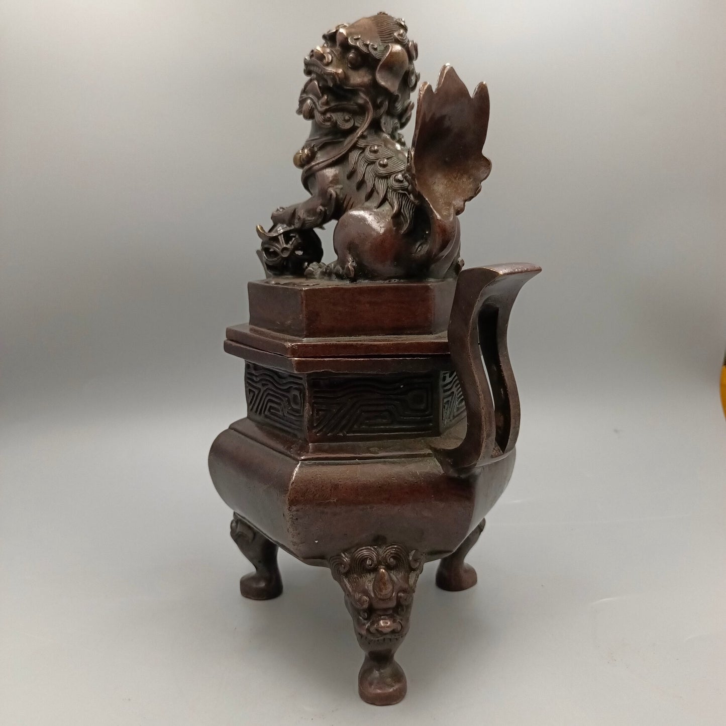 Chinese antique Ruyi ear lion foot embroidered ball lion lid copper incense burner