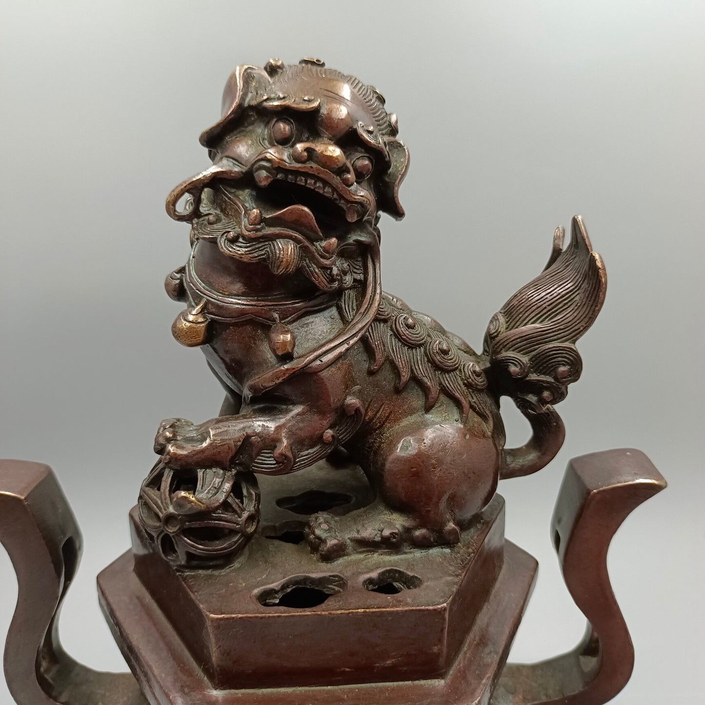 Chinese antique Ruyi ear lion foot embroidered ball lion lid copper incense burner