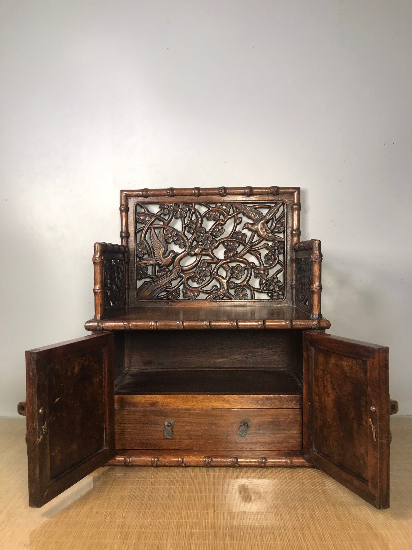 Chinese antique rosewood antique cabinet