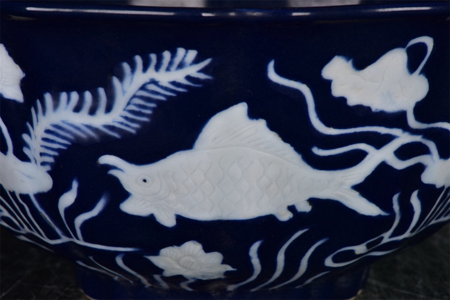 Chinese antique blue and white fish algae patterned flower mouth bowl