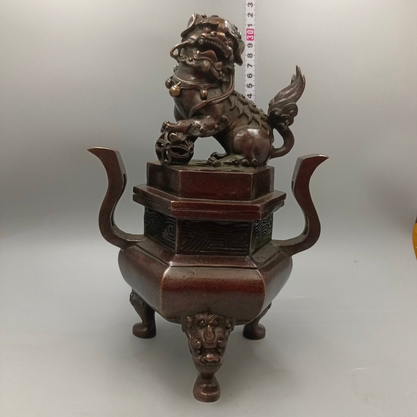 Chinese antique Ruyi ear lion foot embroidered ball lion lid copper incense burner
