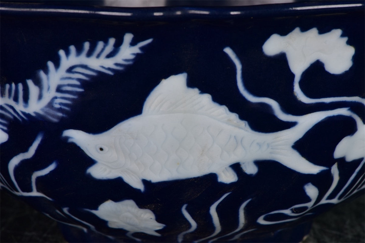 Chinese antique blue and white fish algae patterned flower mouth bowl