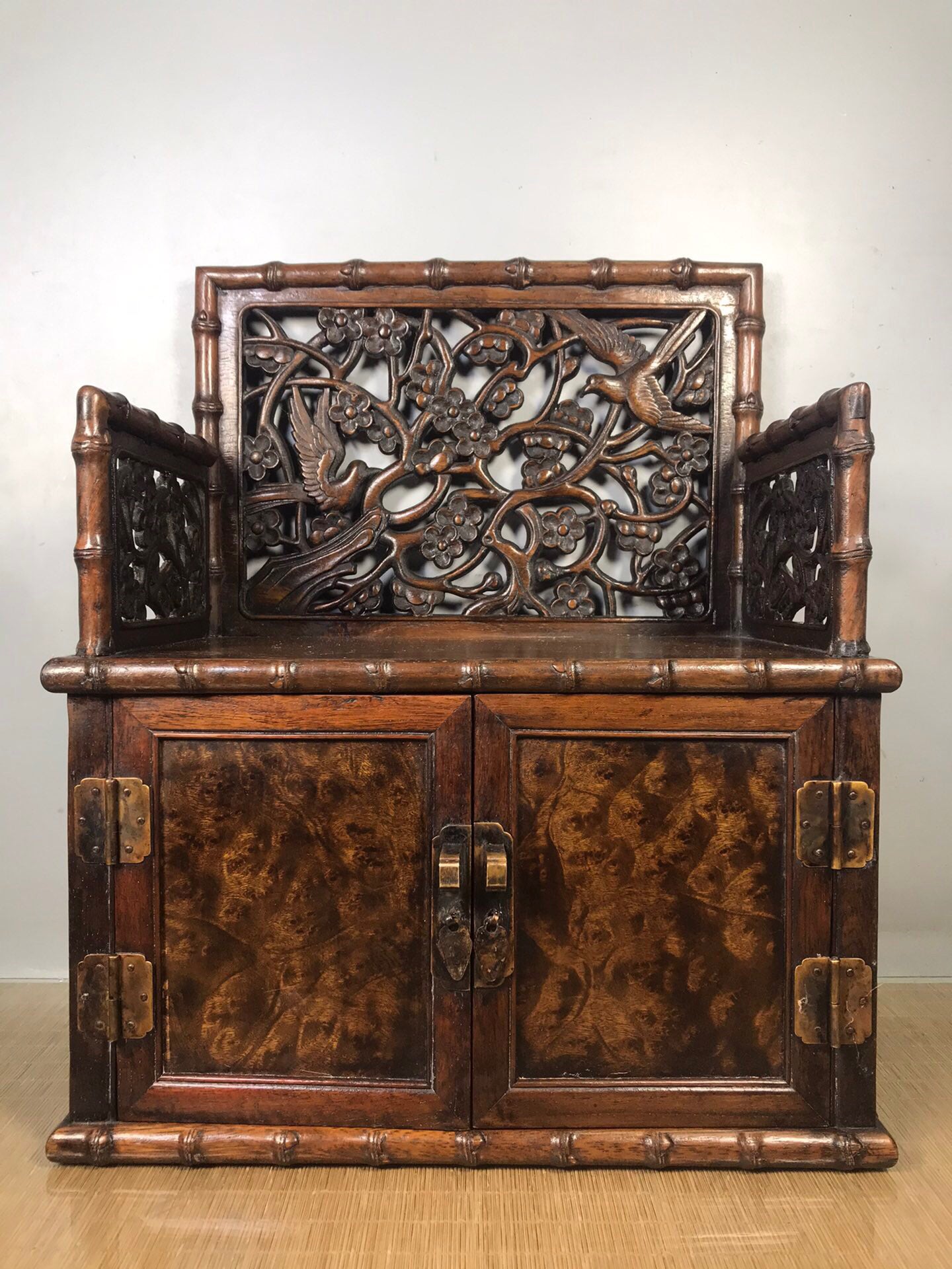 Chinese antique rosewood antique cabinet