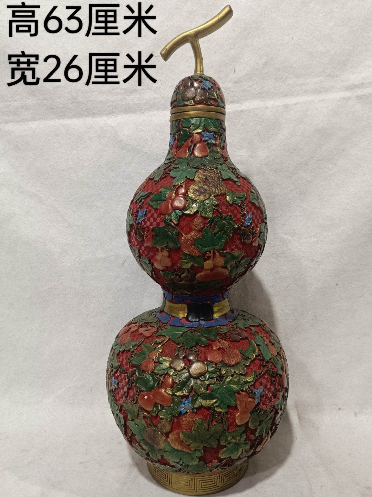 A pair of lacquerware, gourd, and vase