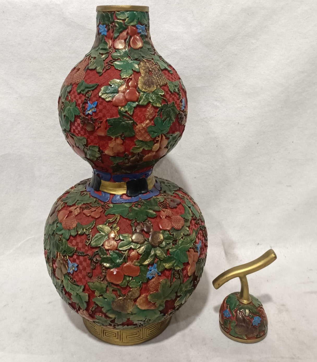 A pair of lacquerware, gourd, and vase