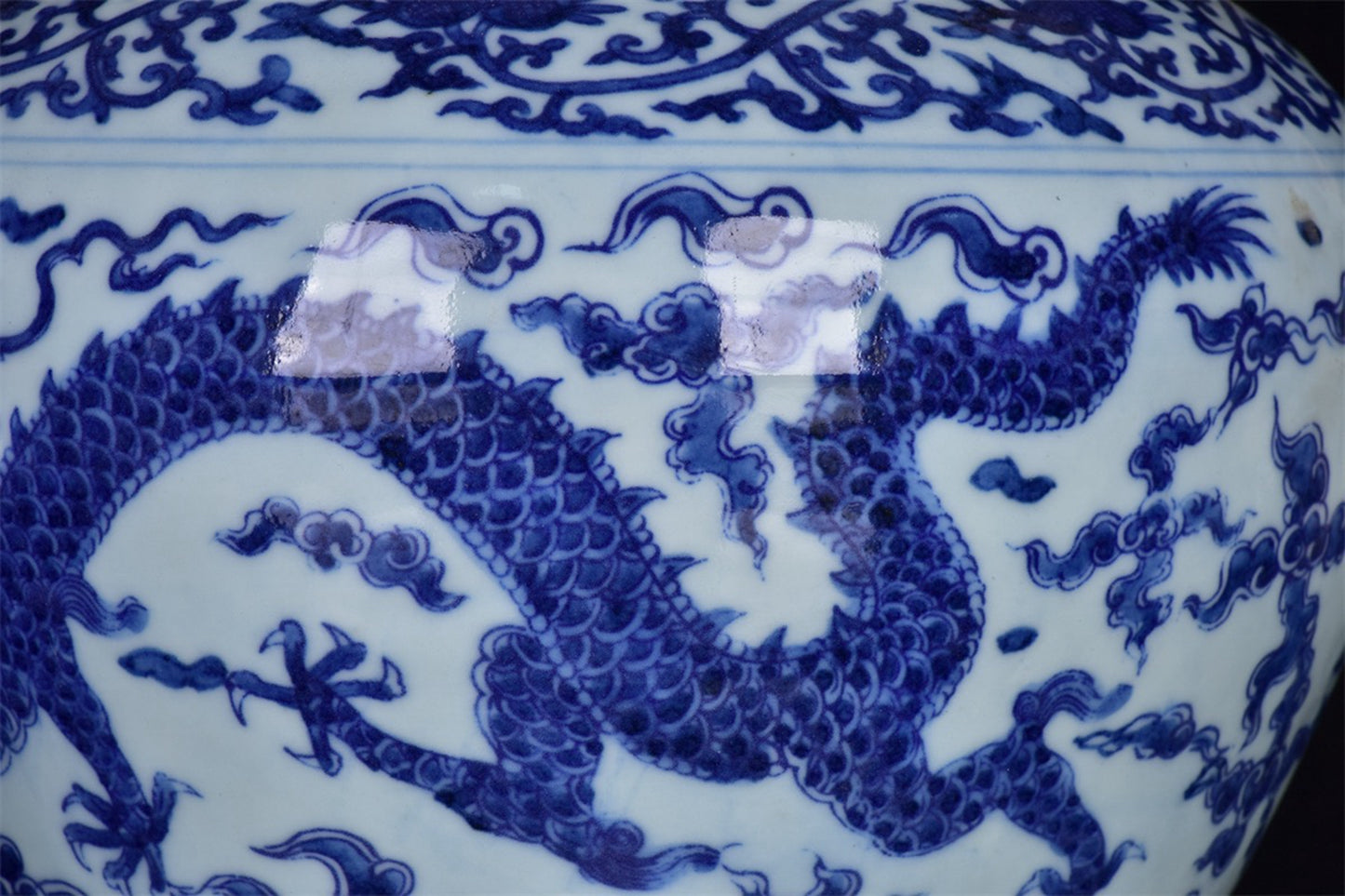 Chinese antique blue and white auspicious cloud dragon patterned lid jar