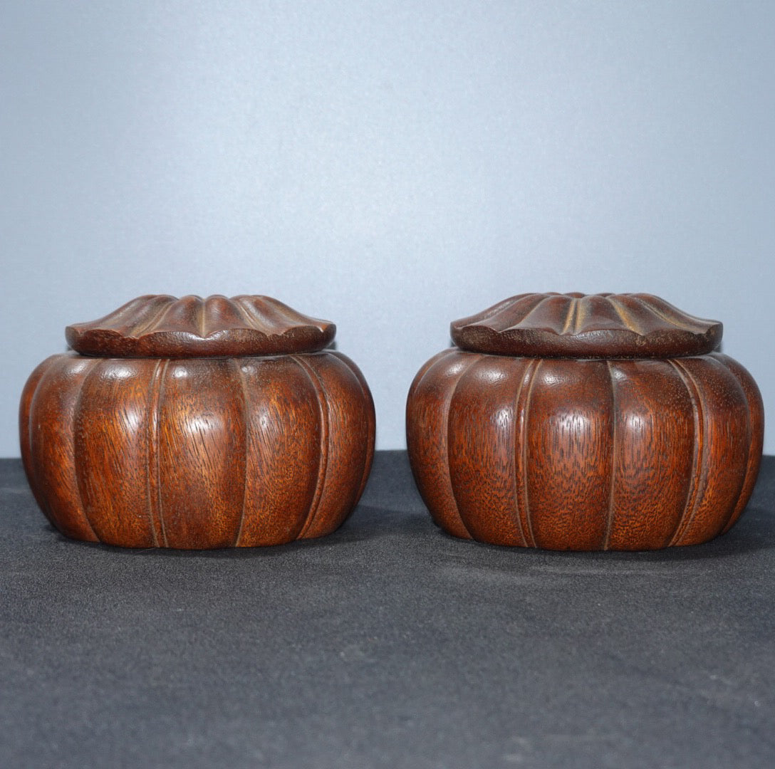 A pair of pear and papaya shaped Go jars