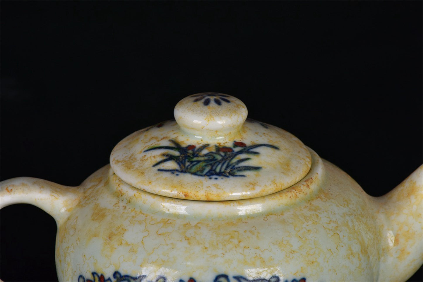 Chinese Antique Doucai Flower Pattern Pot