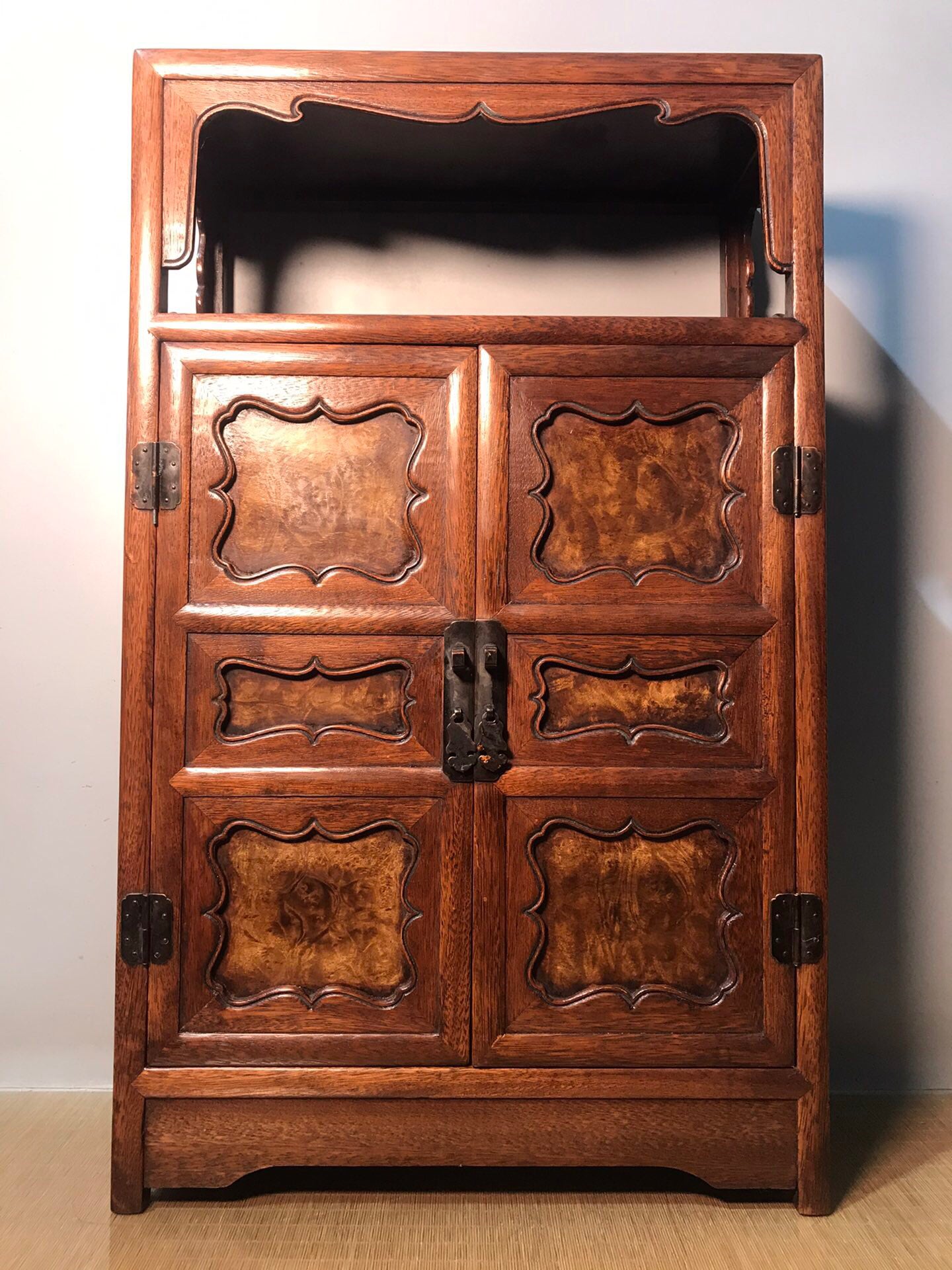 Chinese antique rosewood Wanli cabinet
