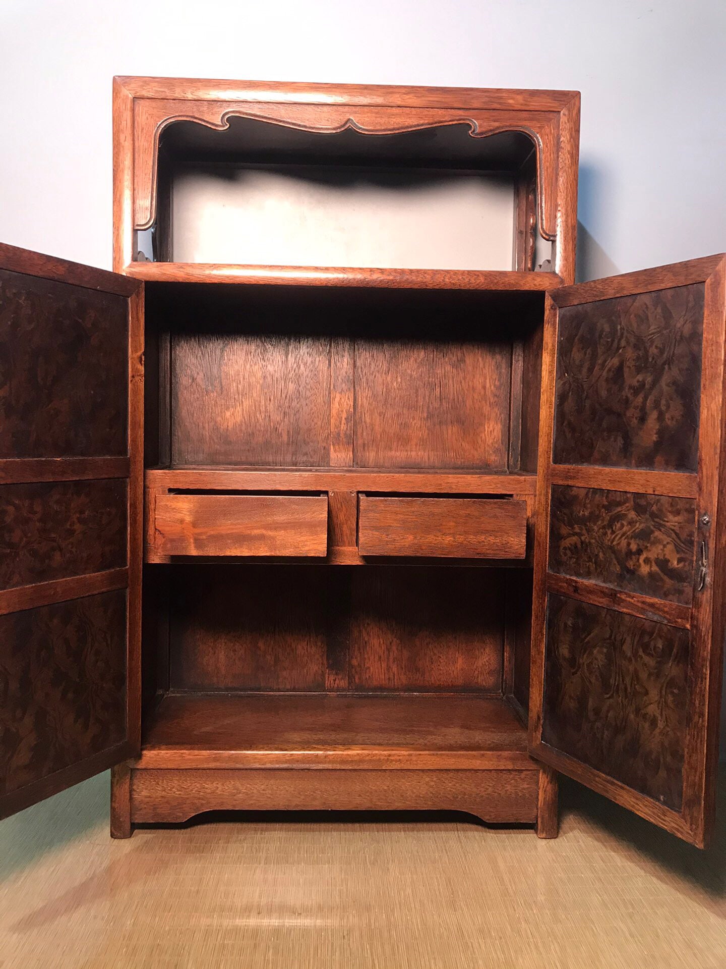 Chinese antique rosewood Wanli cabinet