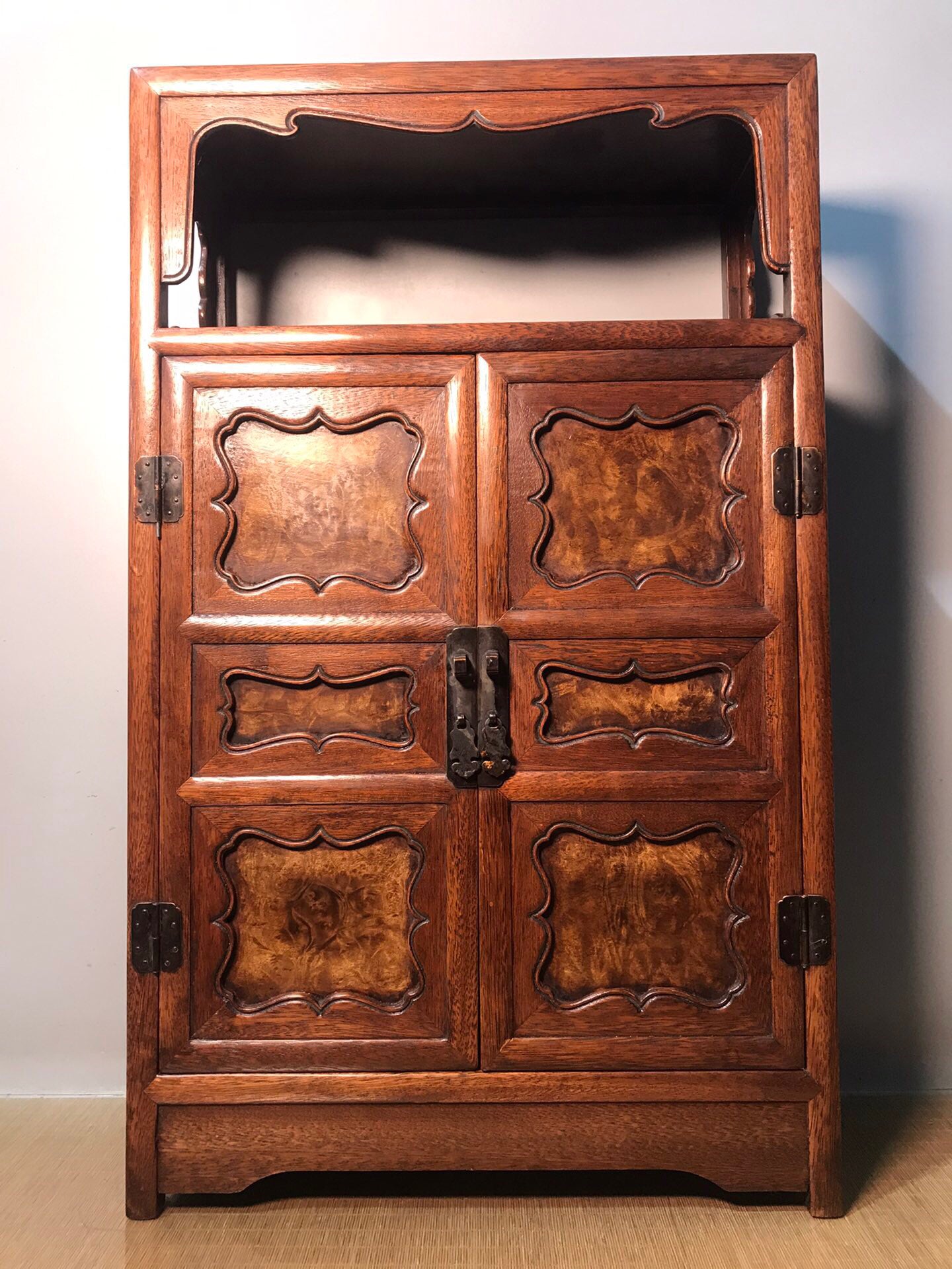 Chinese antique rosewood Wanli cabinet