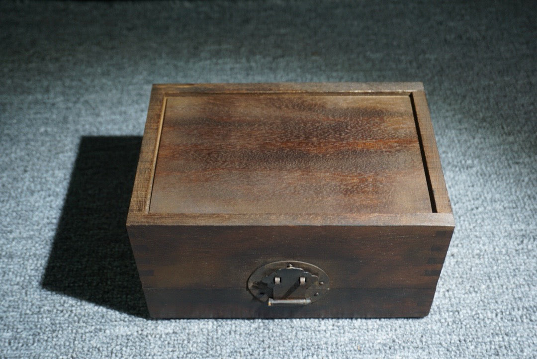 Chinese antique rosewood inlaid shell box