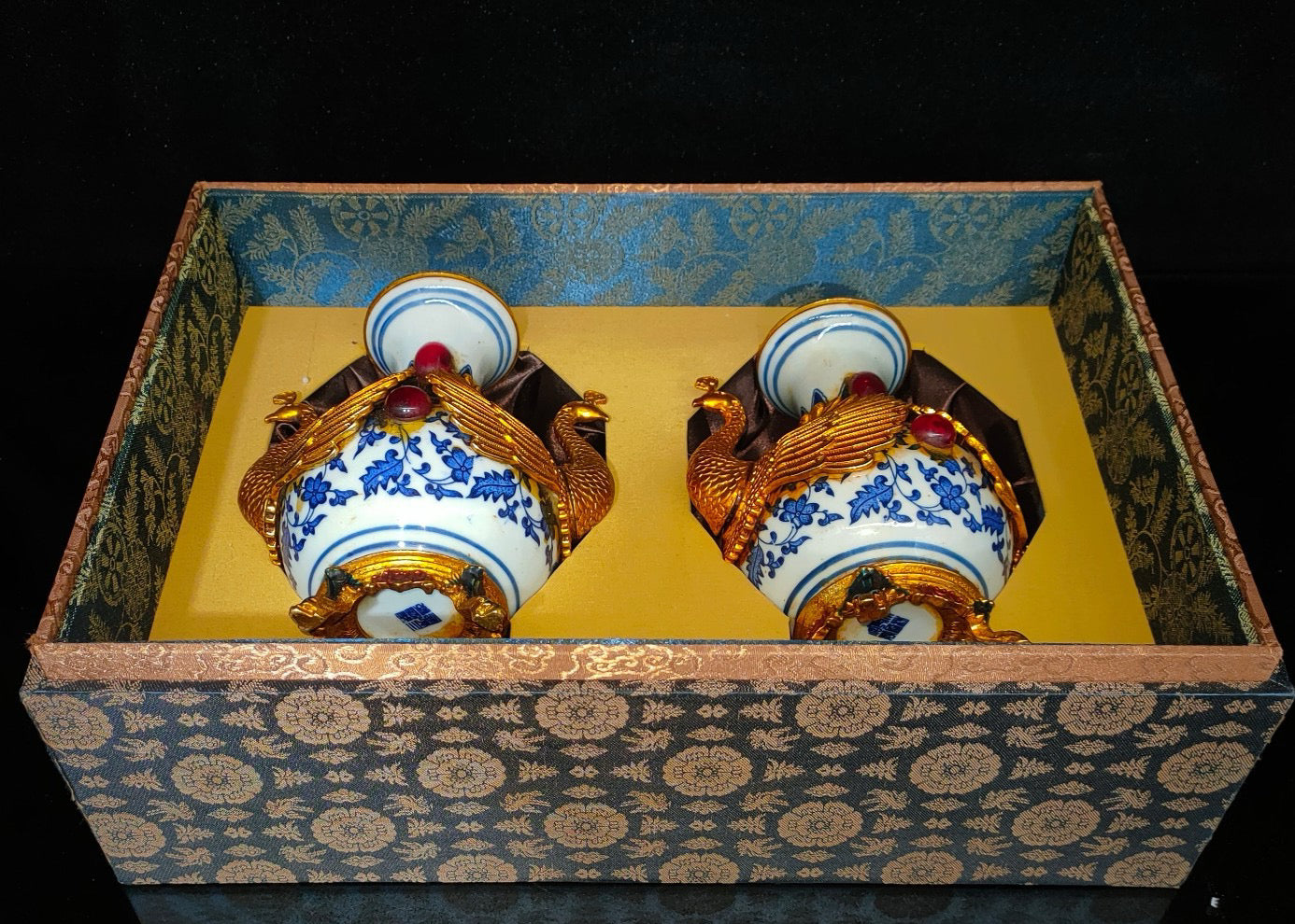 A pair of Chinese antique porcelain vases