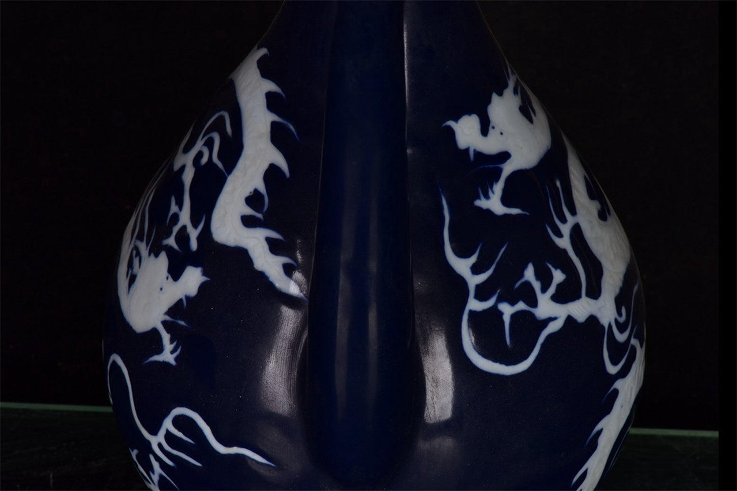 Chinese Antique Blue Leaving White Dragon Pattern Pear shaped Pot