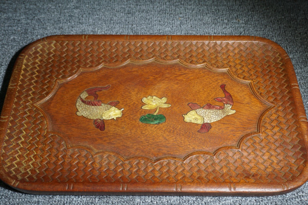 Chinese antique rosewood inlaid with seashells, with over a year of tea plates