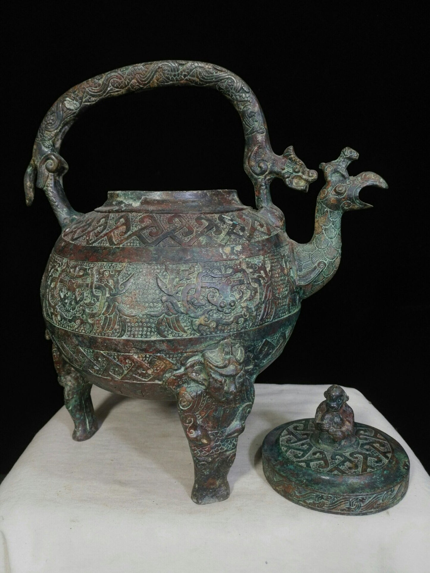 Chinese antique bronze [Wind Headed Dragon Handle He]