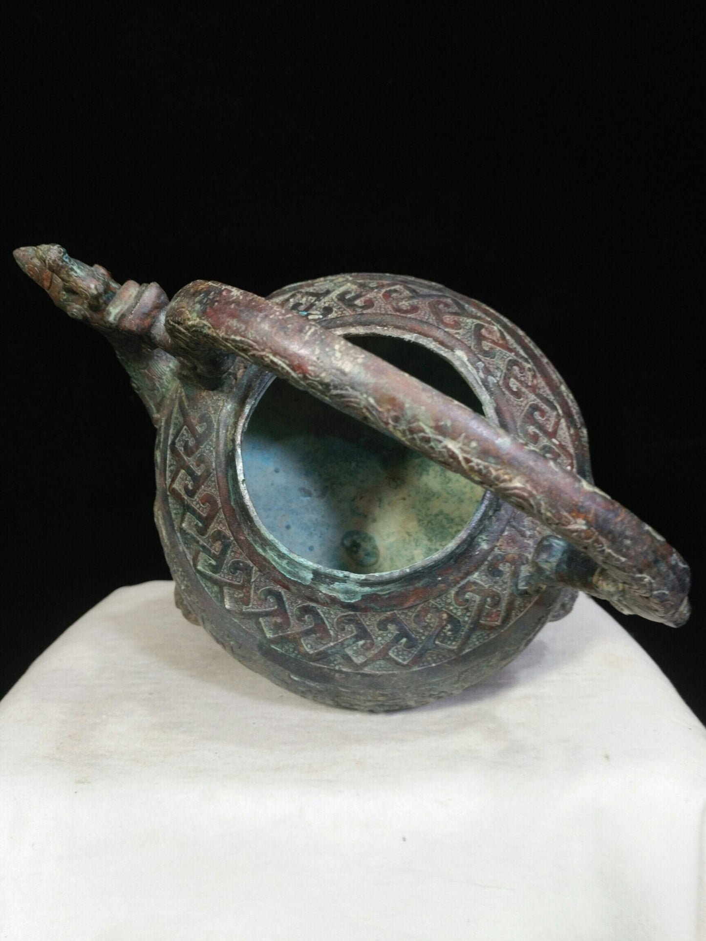 Chinese antique bronze [Wind Headed Dragon Handle He]