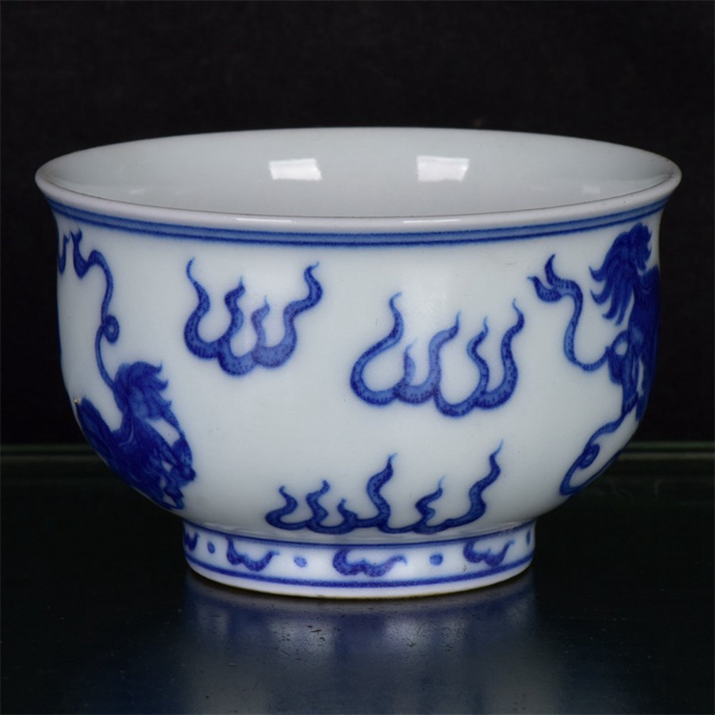 Chinese antique blue and white lion rolling embroidered ball pattern cup