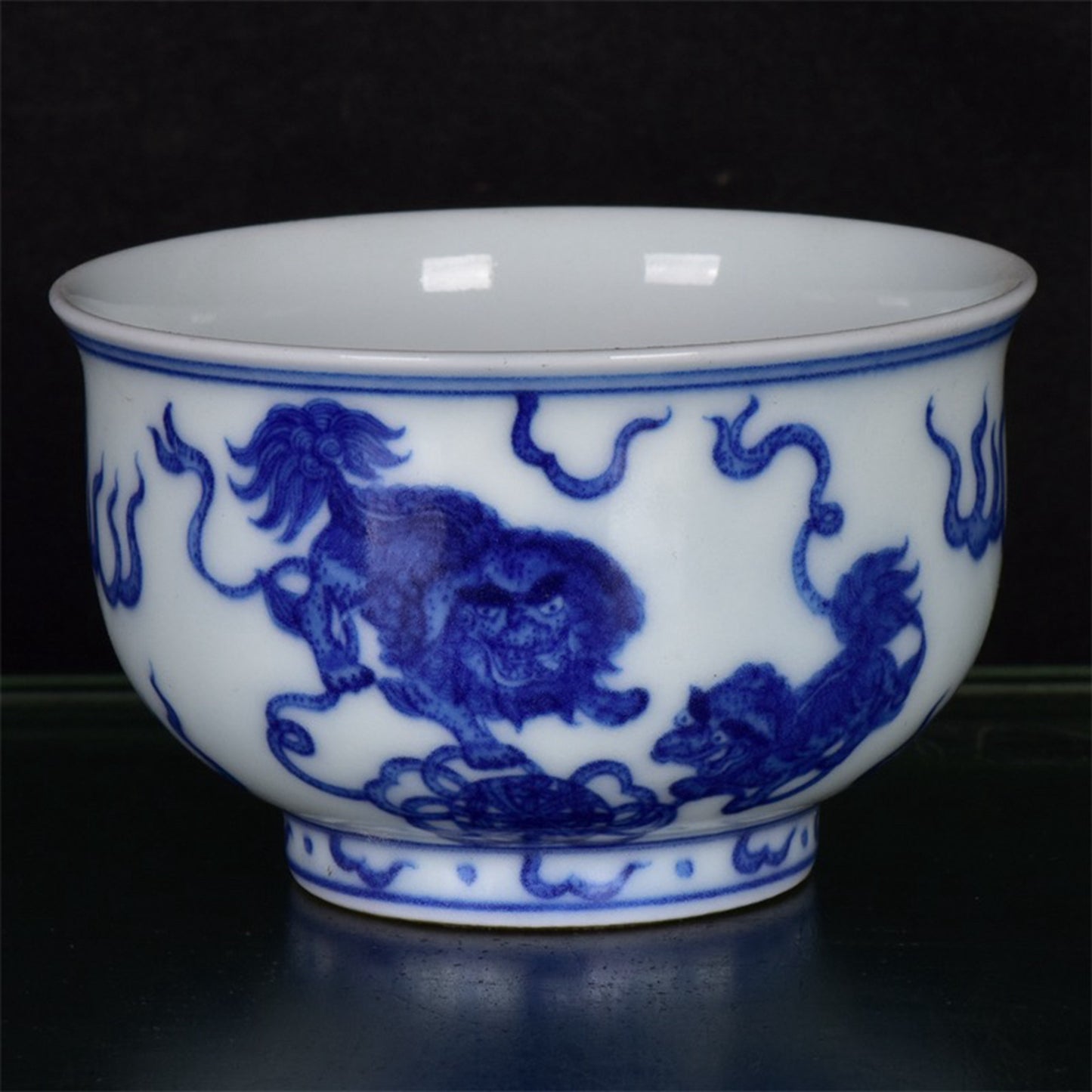 Chinese antique blue and white lion rolling embroidered ball pattern cup