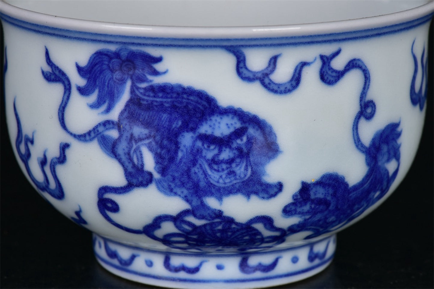 Chinese antique blue and white lion rolling embroidered ball pattern cup