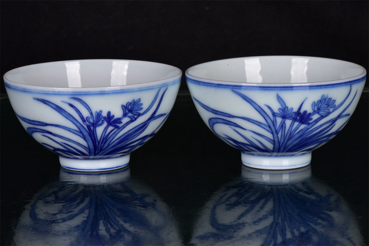 Chinese antique blue and white painted flower with gentleman pattern chicken heart cup