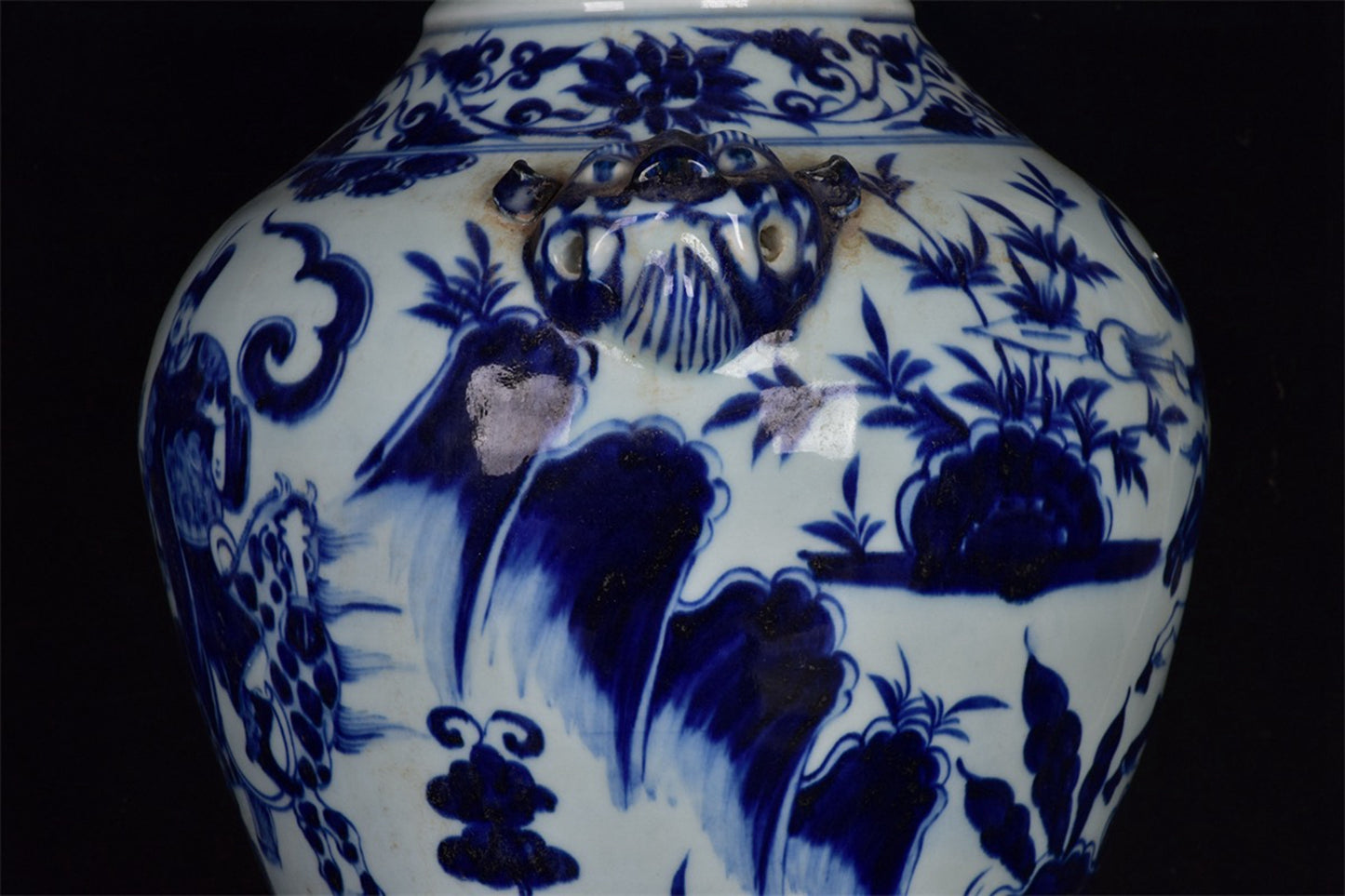 Chinese antique Xiao He's pursuit of Han under the moon, with a double lion ear and a coiled mouth plum vase in the Xin pattern