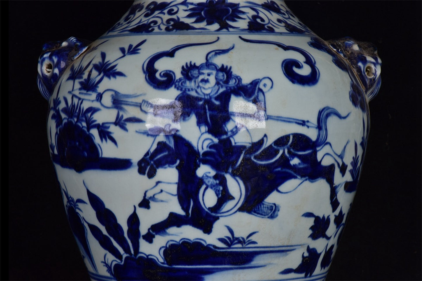 Chinese antique Xiao He's pursuit of Han under the moon, with a double lion ear and a coiled mouth plum vase in the Xin pattern