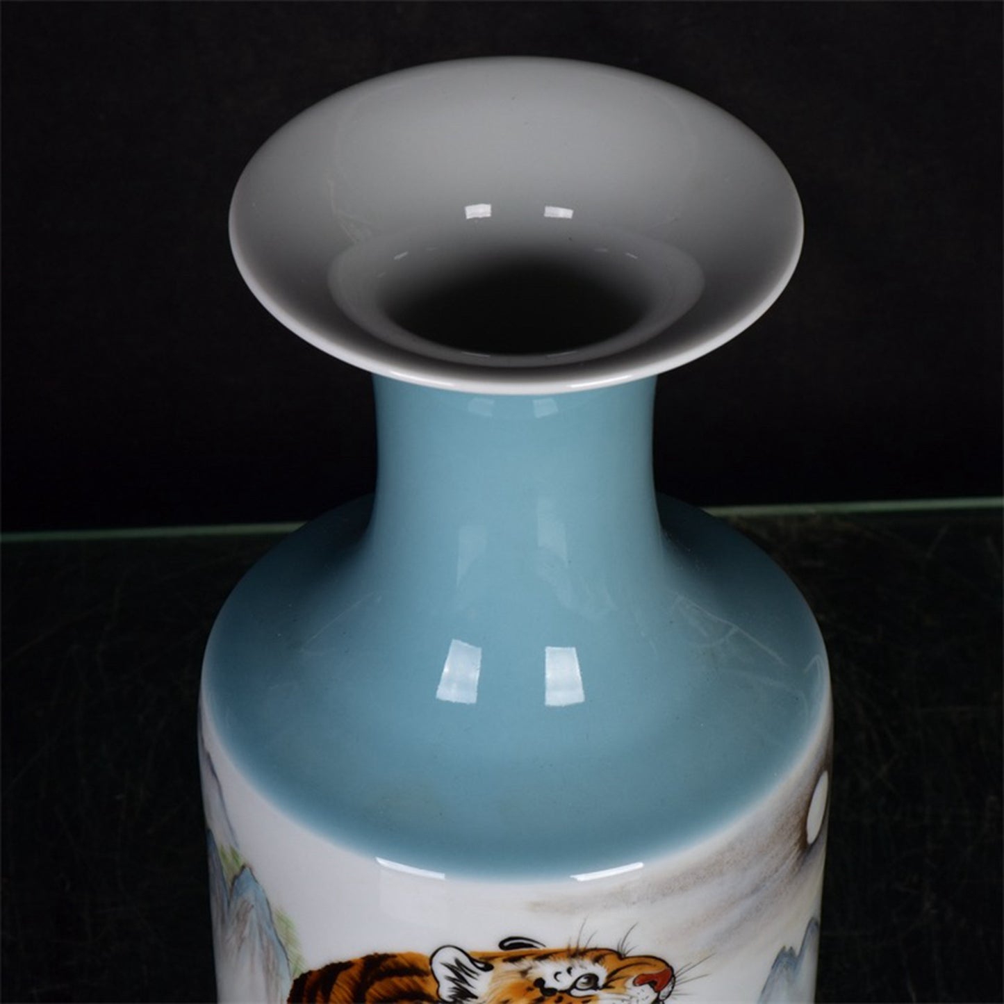 Chinese antique Haoran Zhengqi pattern folding shoulder bottle