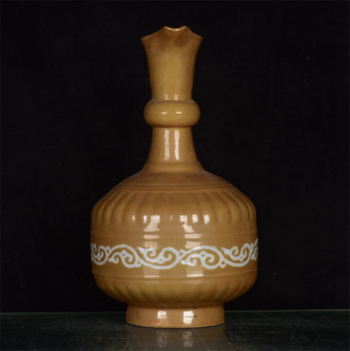 Chinese antique sauce glaze with white curly grass pattern and flower watering